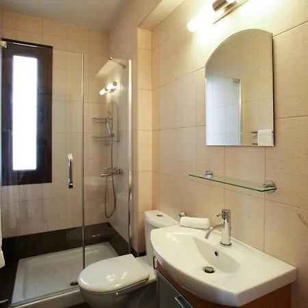 Leonidas Villa *