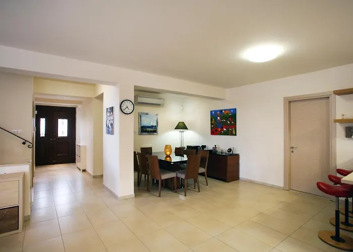 Leonidas Vila Protaras